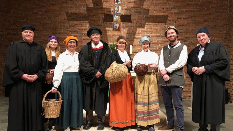 Bendestorfer Laienschauspielerinnen und Laienschauspieler führen das Stück „Vier Nonnen vor der Haustür“ am Reformationstag, 31. Oktober, in der Bendestorfer Kirche auf. | Foto: Kirchengemeinde Bendestorf.