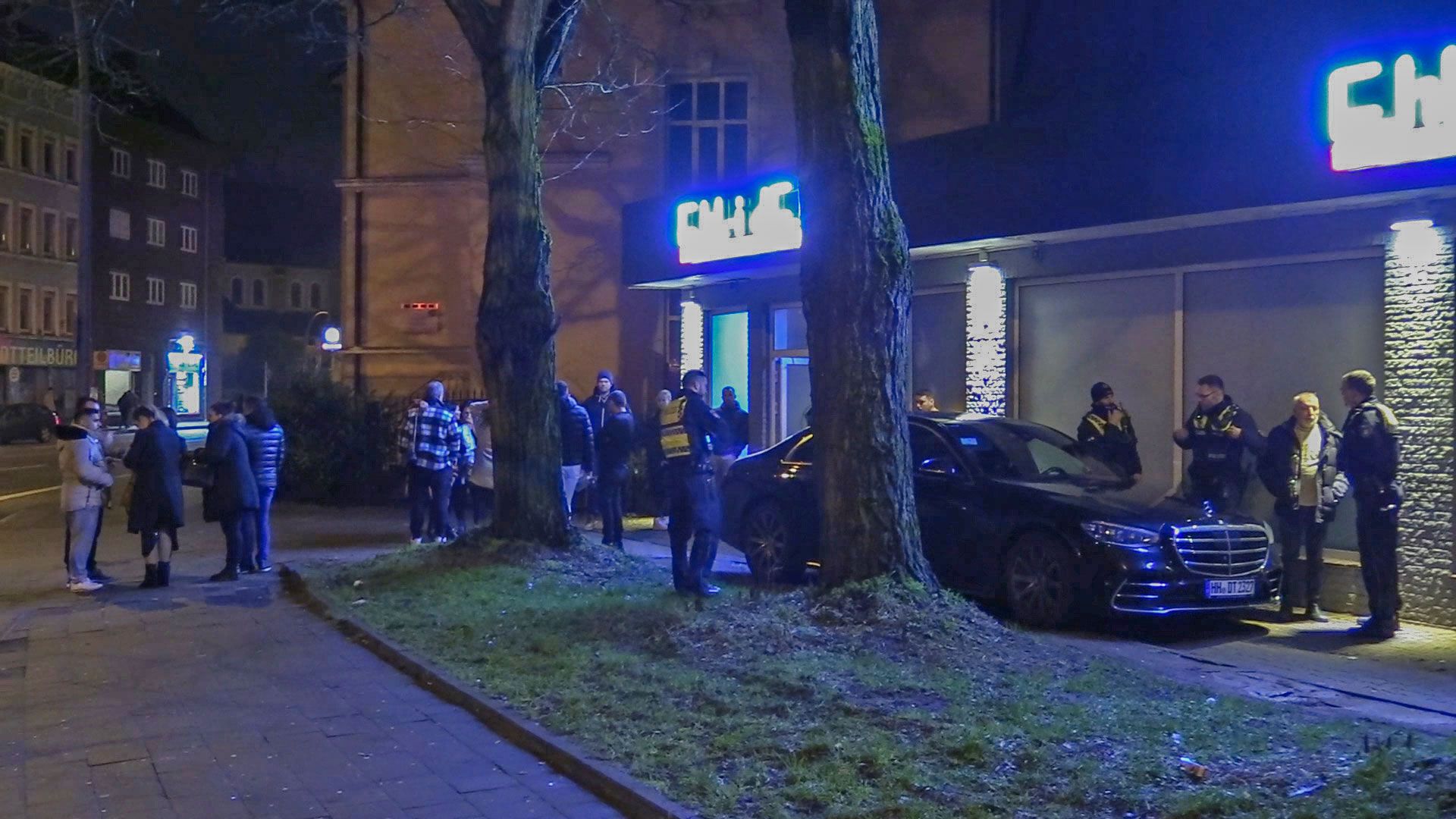 Mehr als 50 Polizisten waren nötig, um die Feier in dem Club aufzulösen. | Foto: Lenthe-Medien