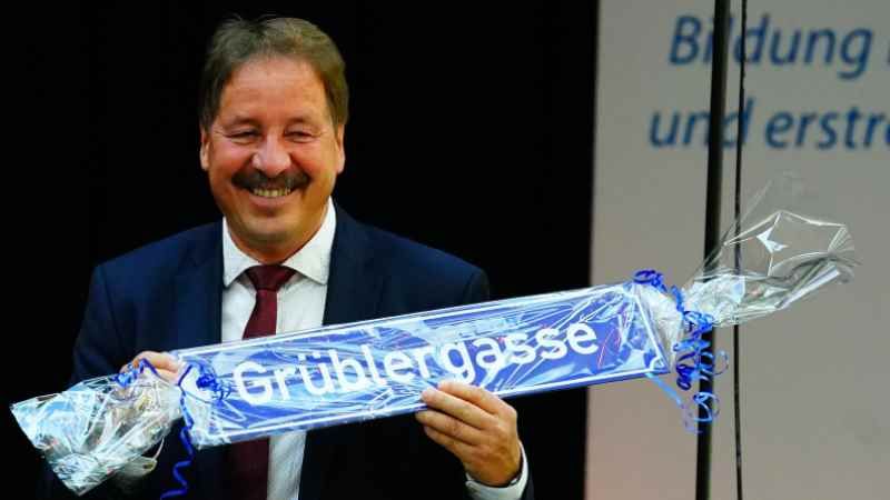 Thomas Grübler mit dem Geschenk des Elternrats. | Foto: ein