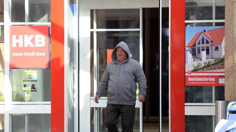 Axel Prahl kommt für eine Szene aus der für den Dreh zu "Eisland" zur Hanse Kredit Bank umbenannten Sparkasse harburg-Buxtehude am Sand in harburg. | Foto: André Lenthe Fotografie