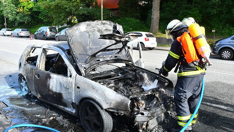 An der Ampel kam eine Stichflamme aus dem Motor und der Wagen ging in Flammen auf. | Foto: HamburgNews