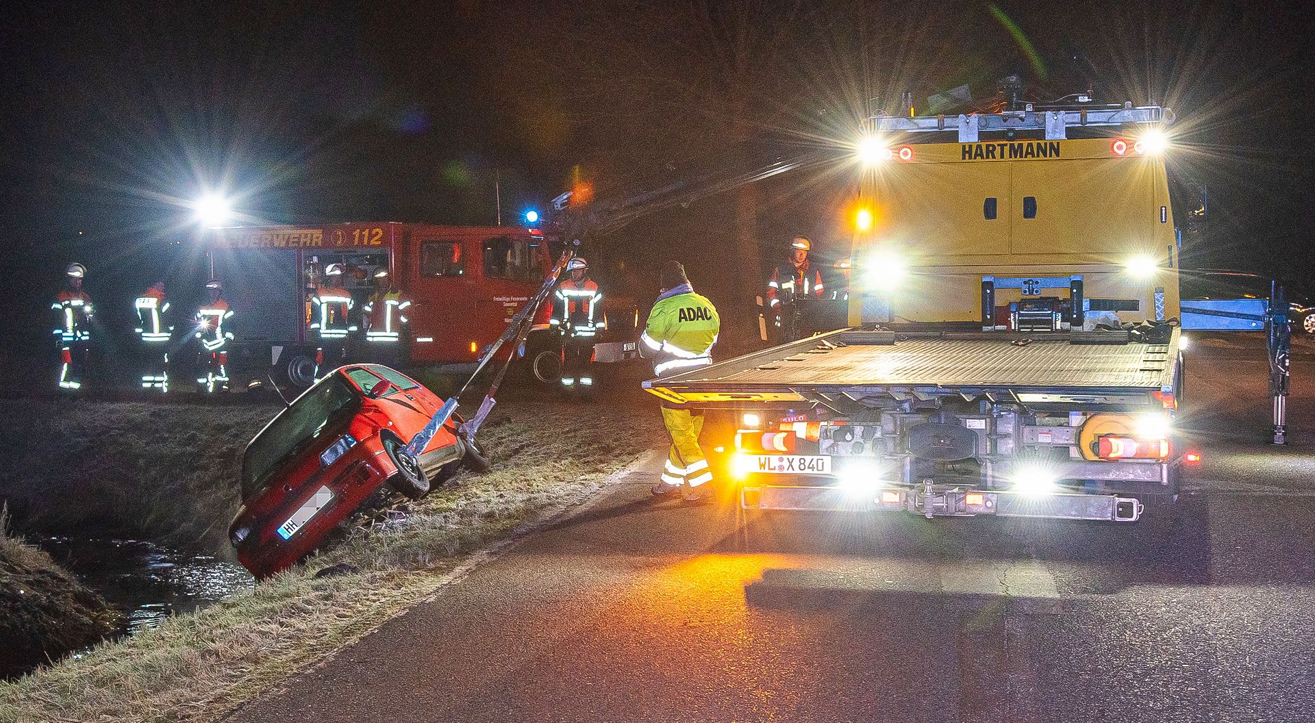 Der Fahrer des Fiat flüchtete, nachdem er das Auto im Straßengraben "geparkt" hatte. | Foto. JOTO