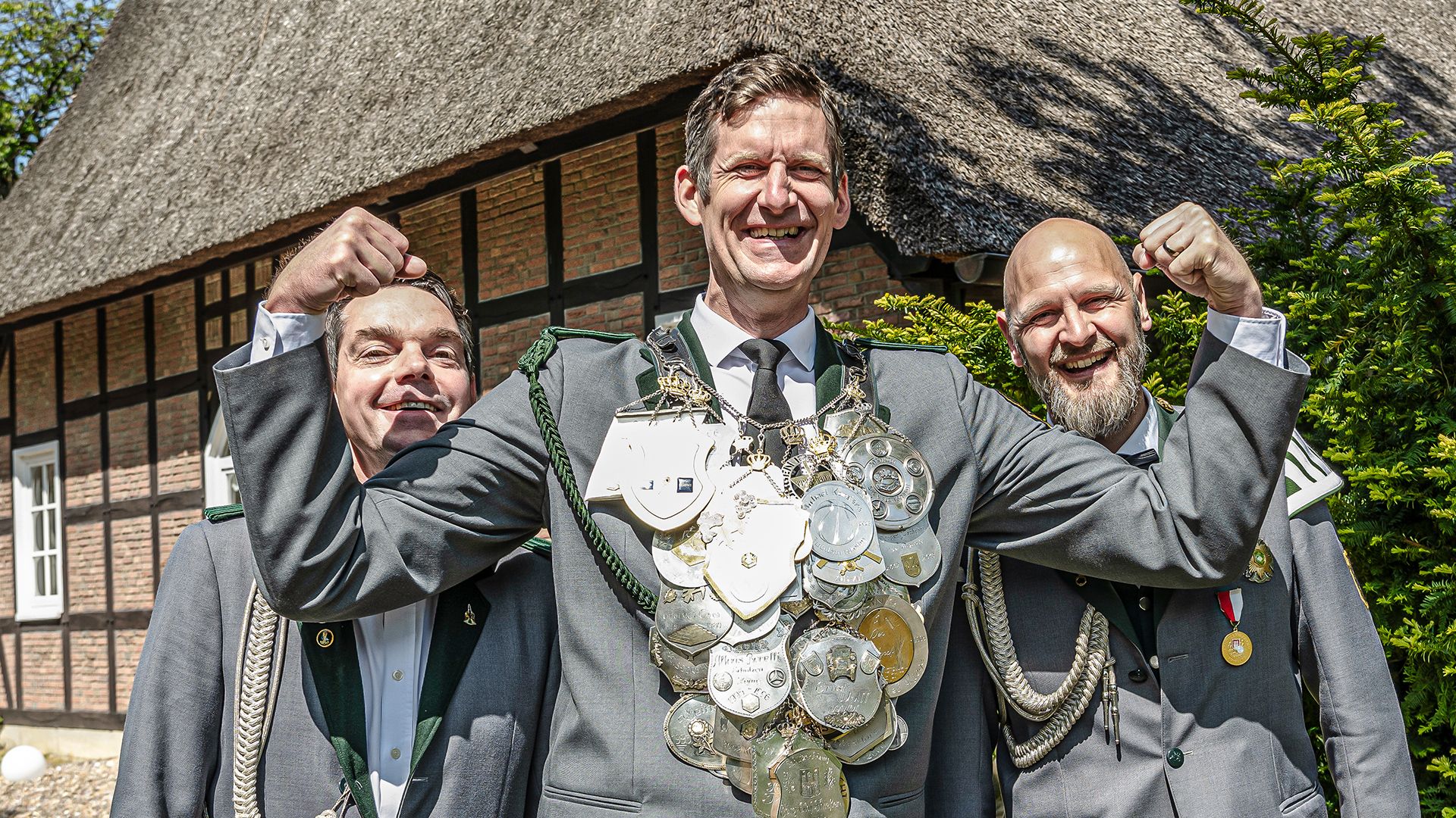 Für Michael Karstens, der Große, und seine Adjutanten Carsten Exner (links) und Kai Jobmann geht ein tolles Königsjahr zu Ende. | Foto: Niels Kreller
