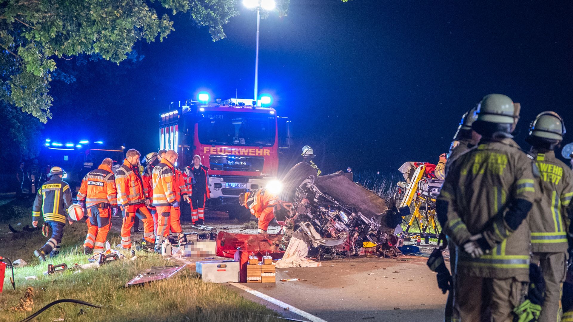 Der Tesla wurde bei dem Unfall in zwei Teile gerissen. Der Fahrer starb bei dem Unfall. | Foto: JOTO