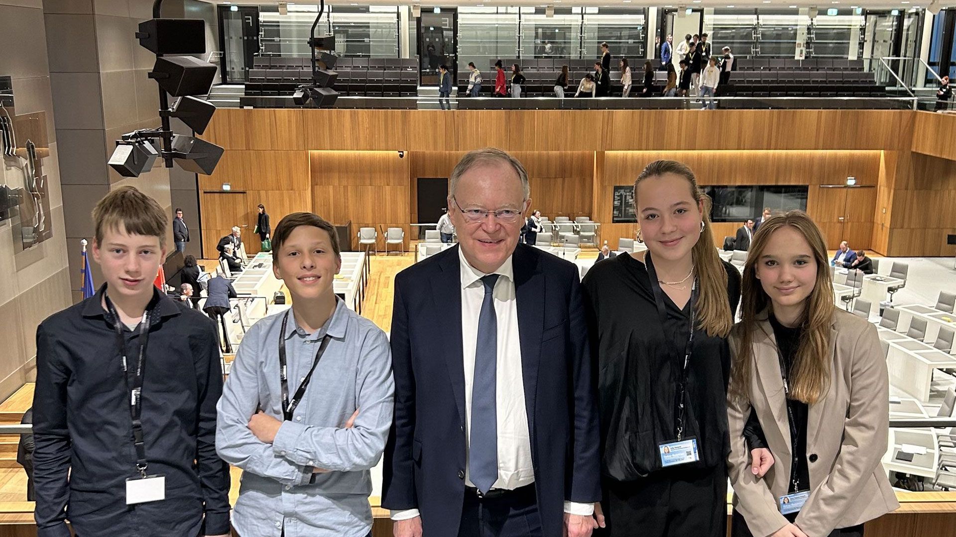 Jarvis, Julius, Lilly und Jona (v.l.) mit dem Ministerpräsidenten Stephan Weil im niedersächsischen Landtag. | Foto: Landesinitiative n-21