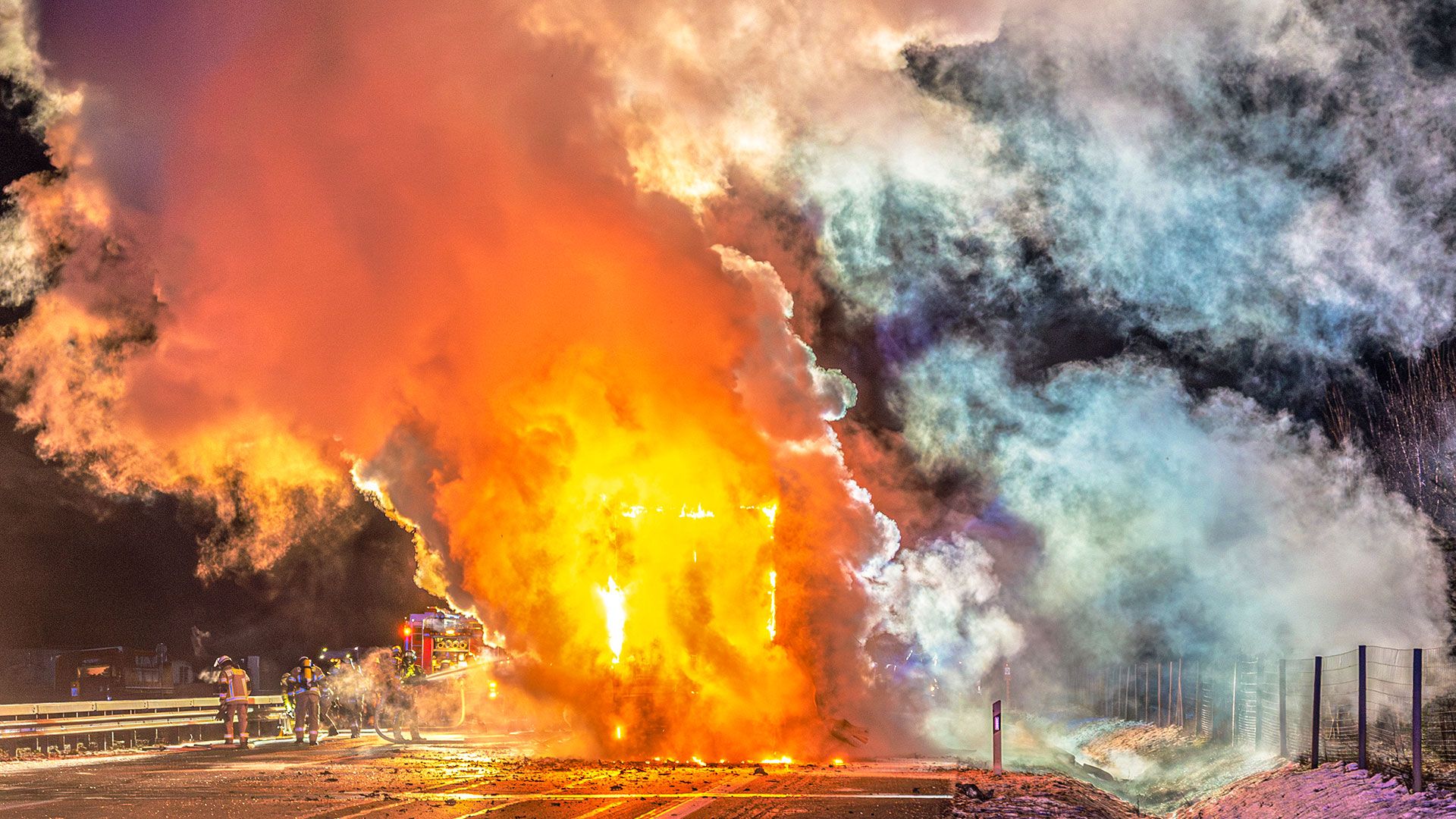 Ein Gemüselaster stand am Dienstagmorgen auf der A1 bei Heidenau in Flammen. | Foto: JOTO