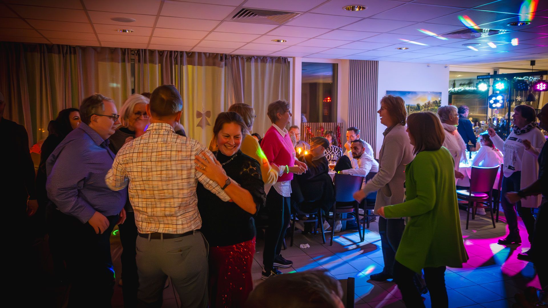 Ausgelassen feierten die SIlvester-Gäste bei Vereins-Gastwirt Jani im Sportzentrum des TuS Fleestedt. | Foto: Sören Noffz