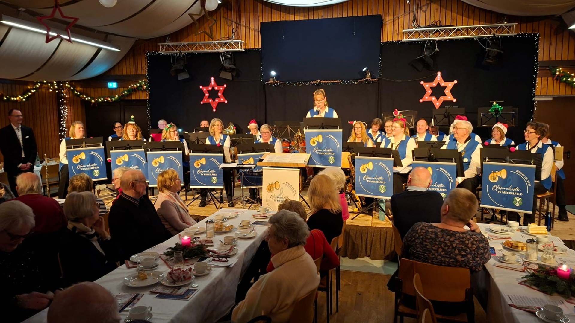 Mit lustigen Begebenheiten aus der Vorweihnachtszeit und vom Heiligabend sorgte Silke („Sille“) Tralau für gute Unterhaltung. Foto: Musik im TVM