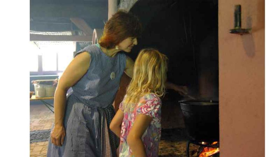 Schüler und Kindergartenkinder entdecken Nutz- und Ziergärten im Freilichtmuseum am Kiekeberg. | Foto: ein