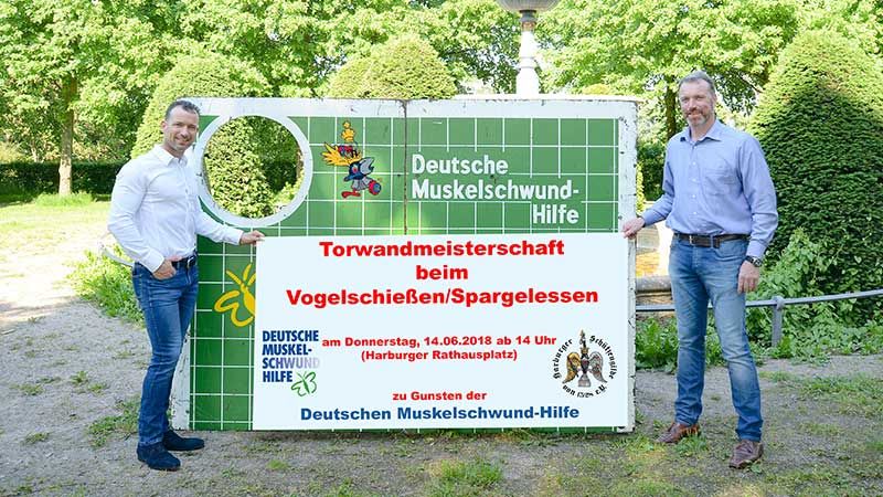 Andreas Kaiser (links) und Jörg Duve von der HAA freuen sich auf die Torwandmeisterschaft beim 490. Harburger Vogelschießen. | Foto: Niels Kreller