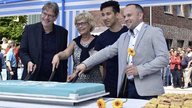 Ed Brinksma, Jutta Janzen, Yusef Amiri und André Vogel (v.L.) schneiden die TUHH-Torte an. | Foto: TUHH