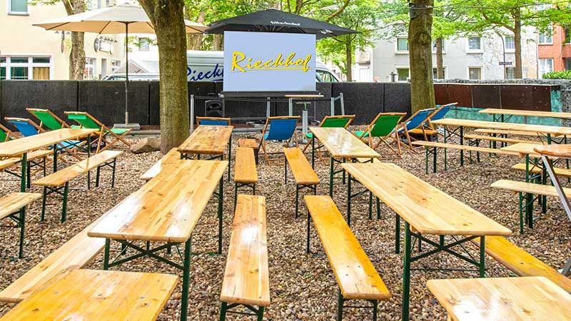 Der gemütliche WM-Biergarten im Rieckhof lädt zum Fußballschauen ein.