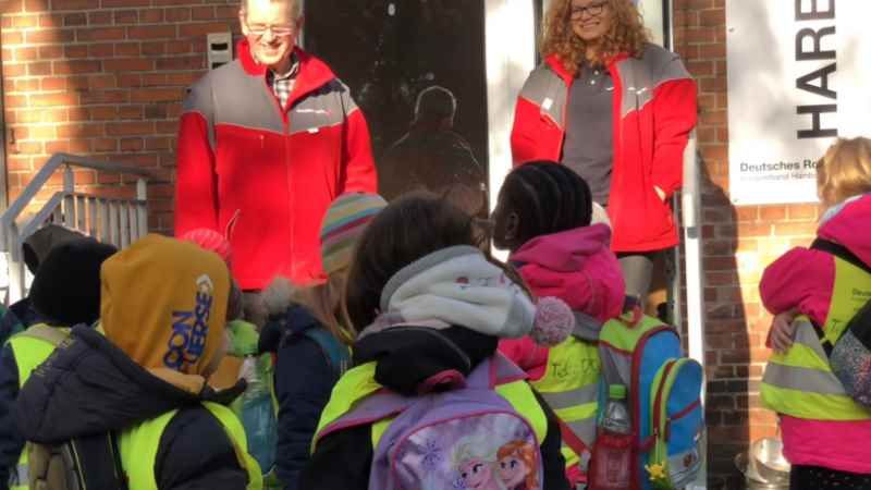 Das DRK-Team freute sich über den Besuch der Kita-Kinder im Harburg-Huus für Obdachlose am Außenmühlenweg. | Foto: ein
