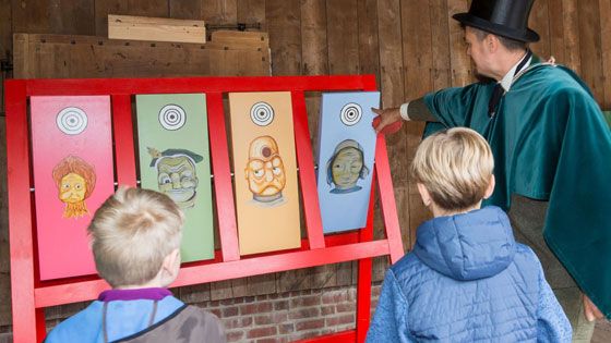 Die Kinder haben beim Wurfspiel richtig viel Spaß im Freilichtmuseum am Kiekeberg. | Foto: FLMK