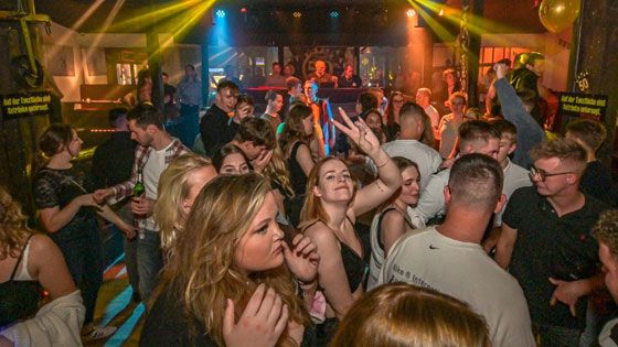 Nach eineinhalb Jahren Coronapause kehrte am Freitagabend das Partyleben wieder zurück in die Hittfelder Mühle. | Foto: Niels Kreller