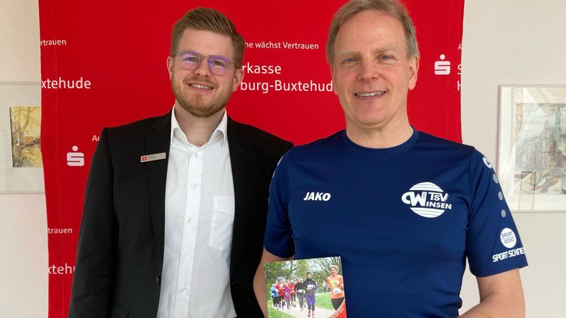 Organisator Klaus Heinsohn (rechts) vom TSV Winsen und Tobias Schwebs, stellvertretender Beratungscenterleiter der Sparkasse Harburg-Buxtehude in Winsen, läuten gemeinsam den Countdown ein. | Foto: Sparkasse