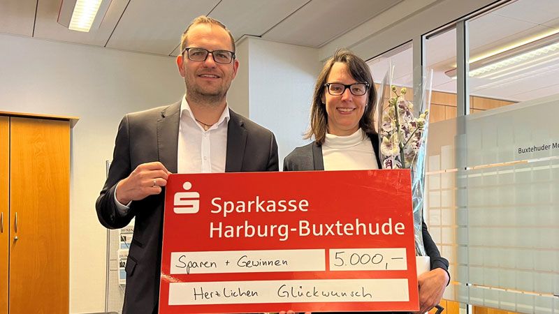 Daniela Peters aus Neu Wulmstorf hat 5.000 Euro bei der Monatsauslosung April der Aktion Sparen+Gewinnen gewonnen. Beratungscenter-Leiter Stefan Weber gratulierte. | Foto: Sparkasse