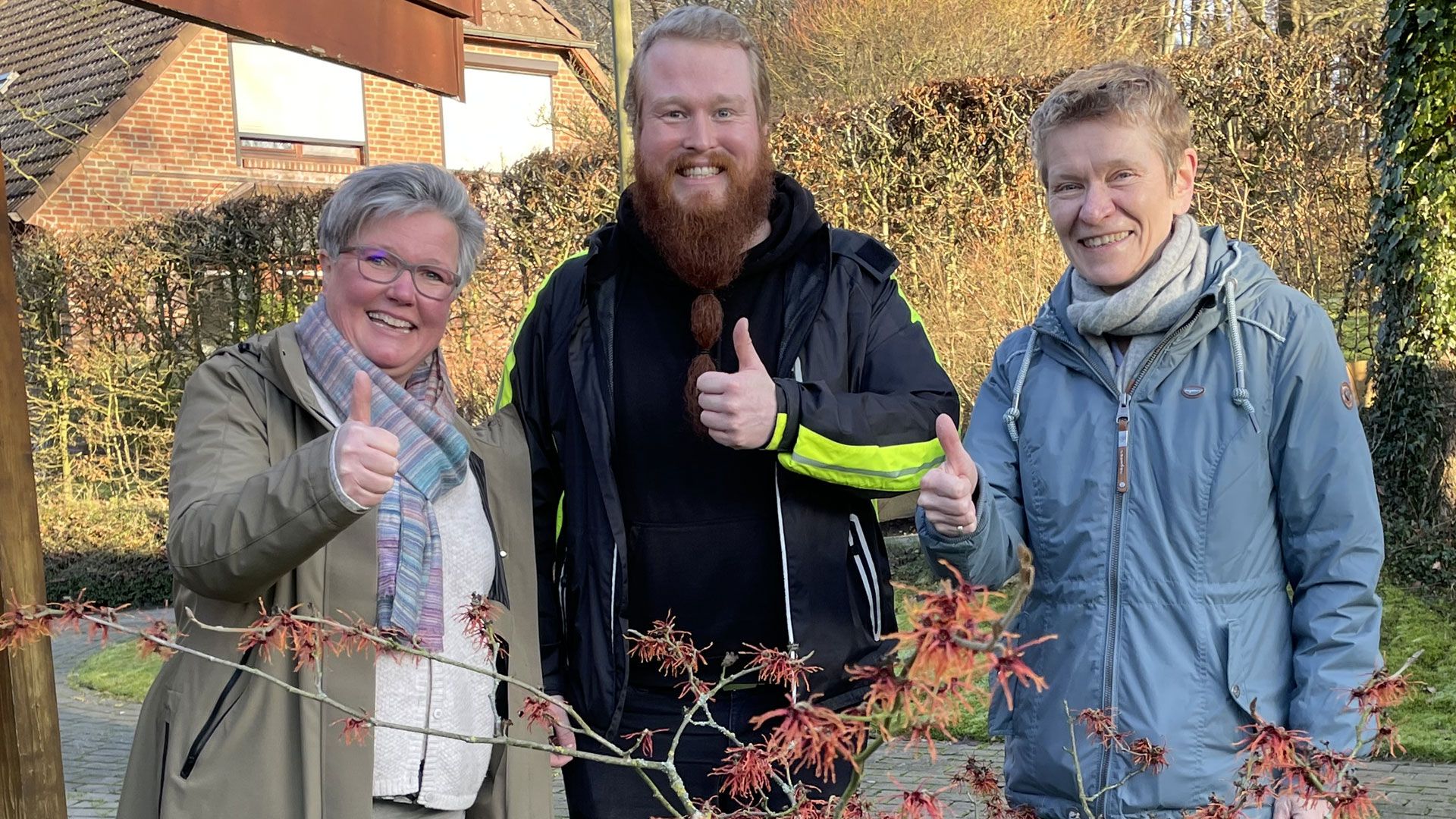 Leiterin Britta True (l.) und DRK-Fundraiserin Dr. Simone Thiede mit Alexander Jaensch im Garten des DRK-Hospizes für Hamburgs Süden. | Foto: DRK Harburg