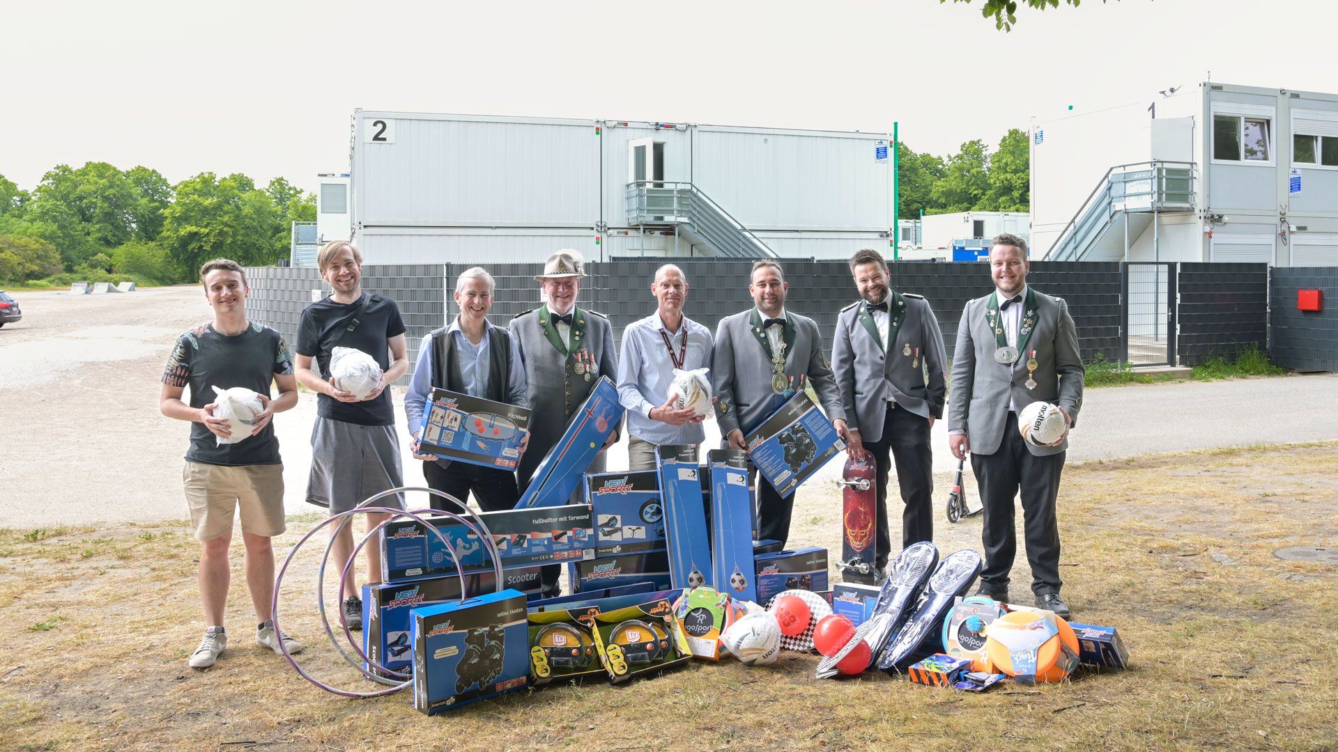 Freuen sich über die gelungene Spende: Maxim Schoen und Malte Duffels (DRK), Rainer Bliefernicht (Spiel&Sport), Ingo Mönke (Gilde), Torsten Schult (DRK), Borhen Azzouz, Nico Ehlers und Bjarne Sahling (Gilde). | Foto: Niels Kreller