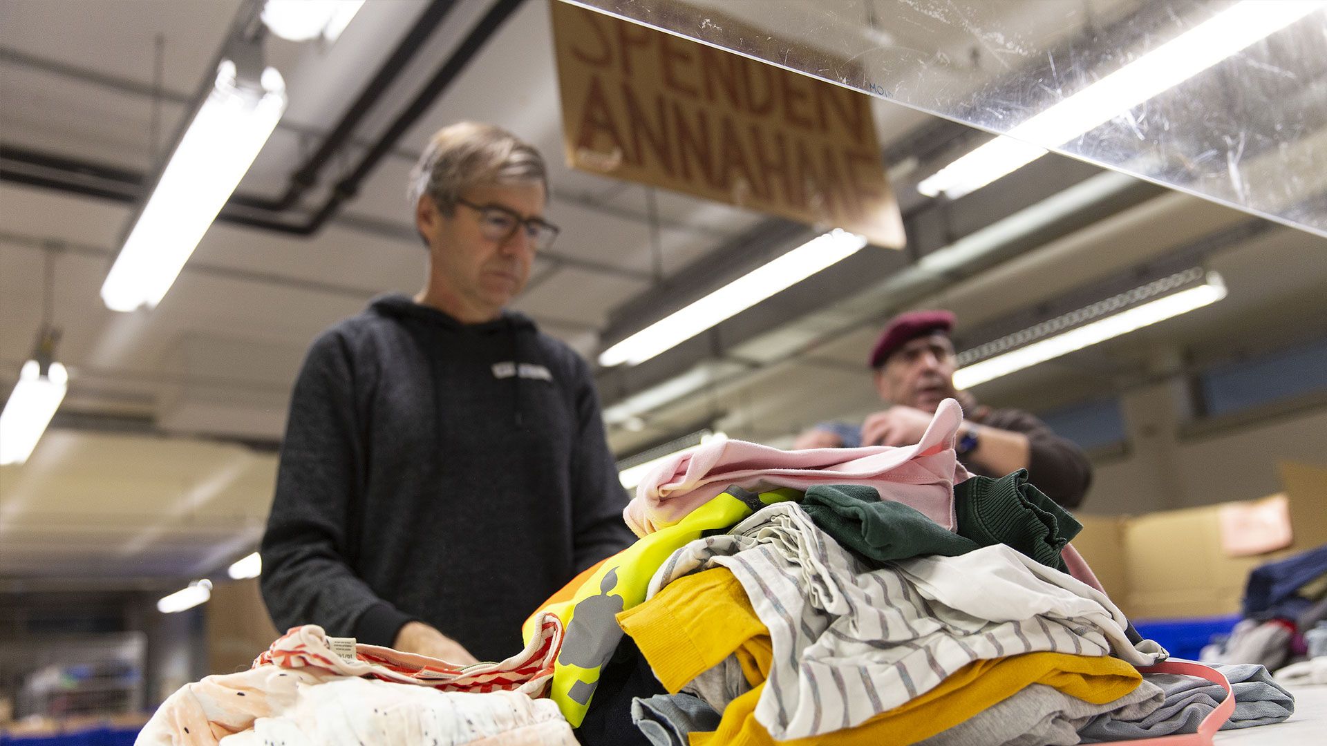 Hanseatic Help sammelt Kleiderspenden im Phoenix-Center. | Foto: Kai Weise