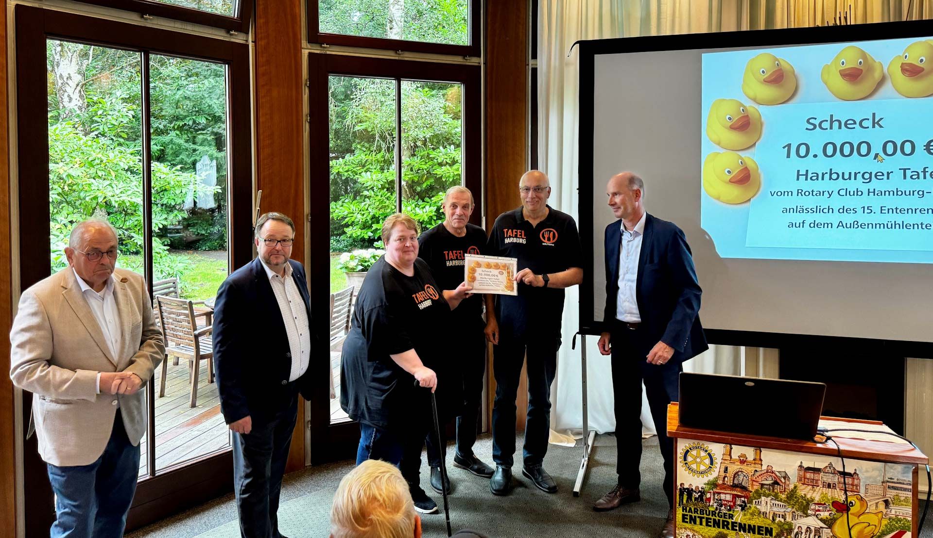 Die Rotarier übergaben 10.000 Euro an die Harburger Tafel. Foto: ein