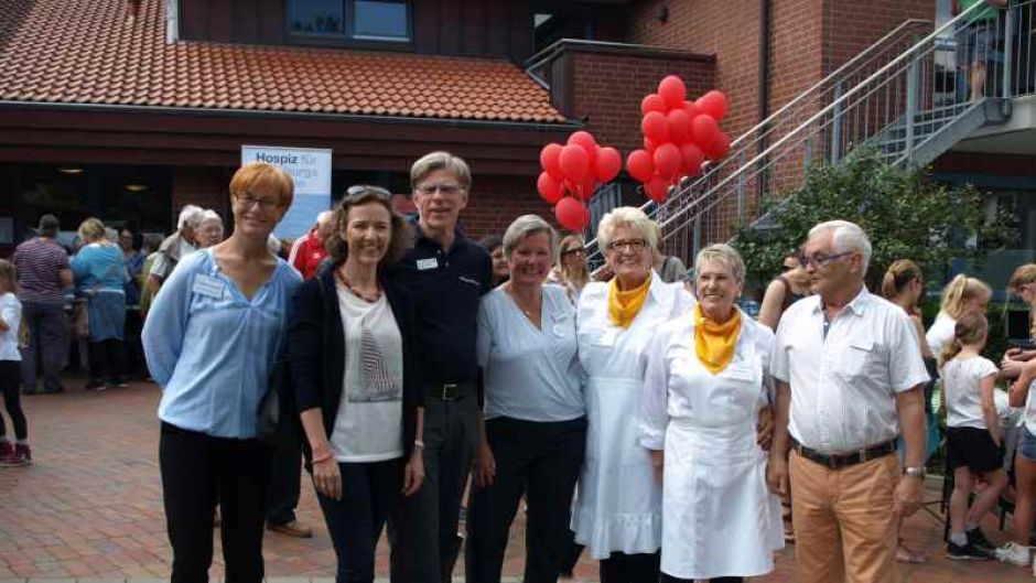 Stolz und glücklich bei bestem Wetter: Dirka Grießhaber (von links, DRK), Karin Bischoff (stellv. DRK-Vorstand), Lothar Bergmann (DRK-Präsident), Britta True (Hospizleitung), Rosi Kotras, Heidi Willems sowie Peter Holst (DRK). Foto: DRK-Kreisverband Hamburg-Harburg e. V.  | Foto: ein