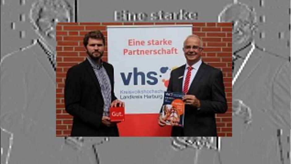 Stefan Baumann (links), Leiter der Kreisvolkshochschule des Landkreises Harburg, mit Wilfried Wiegel, dem Leiter der Unternehmenskommunikation bei der Sparkasse Harburg-Buxtehude. | Foto: ein