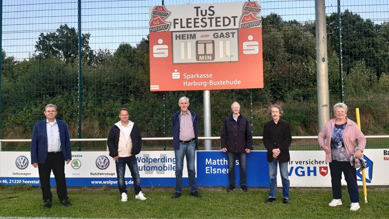 Übergabe der Anzeigetafel mit Sponsoren: Stefan Frommann (von links, TuS Fleestedt),  Jörn Stolle (Sparkasse Harburg-Buxtehude), Walter Hagemann (TuS Fleestedt), Martin Rohte (Förderverein), Klemens Kurek (Lotto-Sport-Stiftung) und Berit Rohte (TuS Fleestedt). | Foto: TuS Fleestedt/Amelie Vergin