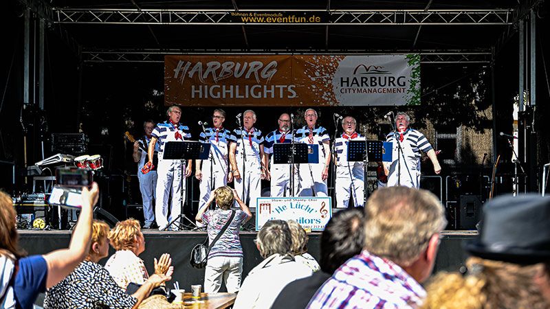 Auf der Bühne am Rathausplatz gab es ein buntes Programm, wie hier mit dem Shantychor "He lücht". | Foto: Niels Kreller