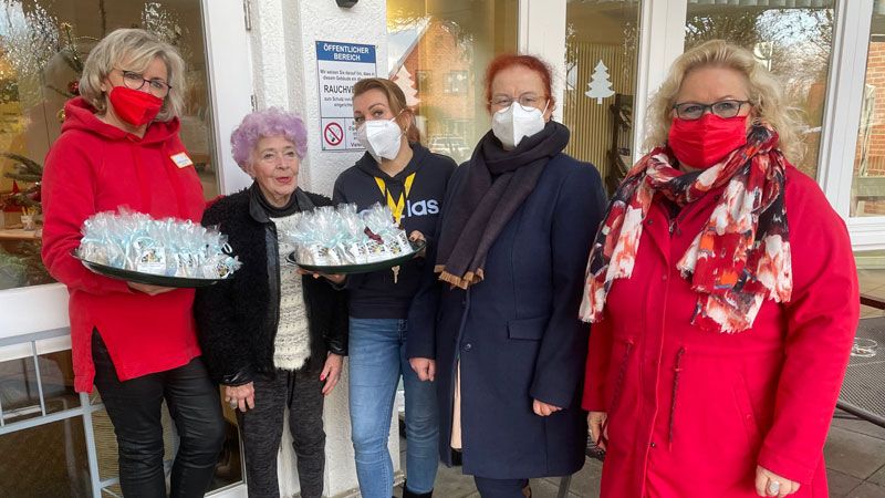 Strahlende Gesichter in Macshen: Silke Möller-Tegtmeier (von links, Mitarbeiterin CURA-Seniorencentrums Maschen), Karin Walter (Bewohnerin CURA- Seniorencentrum Maschen), Katja Görk (Mitarbeiterin CURA Seniorencentrum Maschen), Ljudmilla Schnar (Mitarbeiterin Jugendzentrum Village) und Angelika Tumuschat-Bruhn (Ortsbürgermeisterin). | Foto: Angelika Tumuschat-Bruhn