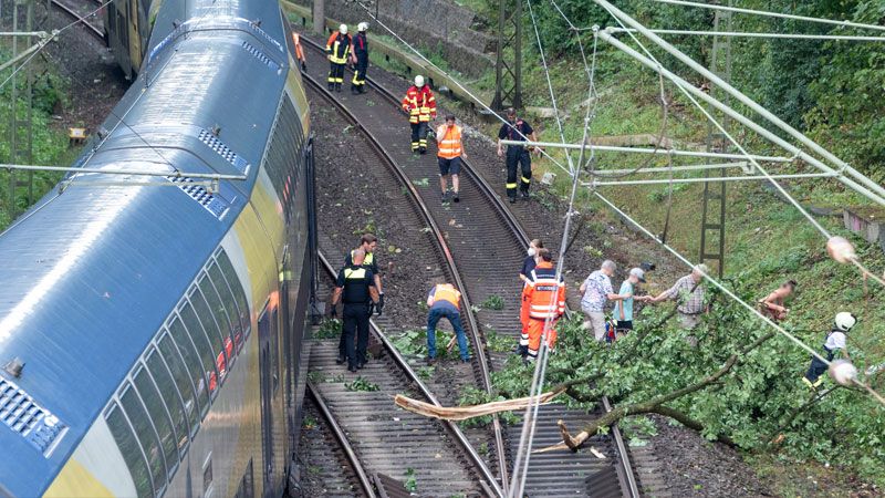 In Buchholz mussten die Rettungskräfte einen Metronom evakuieren, der bei dem Unwetter durch umgestürzte Bäume an der Weiterfahrt gehindert wurde. | Foto. JOTO