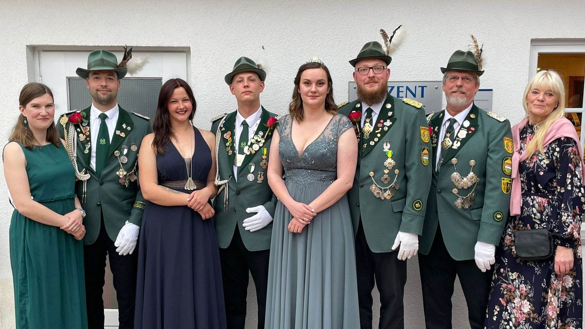Bereiteten ihren Gästen eine rauschende Ballnacht: Vahrendorfs König Florian Cordes mit Königin Helena S. (3. & 4.v. r.) und seine Adjutanten und ihre Partnerinnen (v.l.n.r.) Isa Elger, Hagen Elger, Jennifer Vaubel, Leroy Tiede, Thomas Cordes und Angela Cordes. | Foto: ein