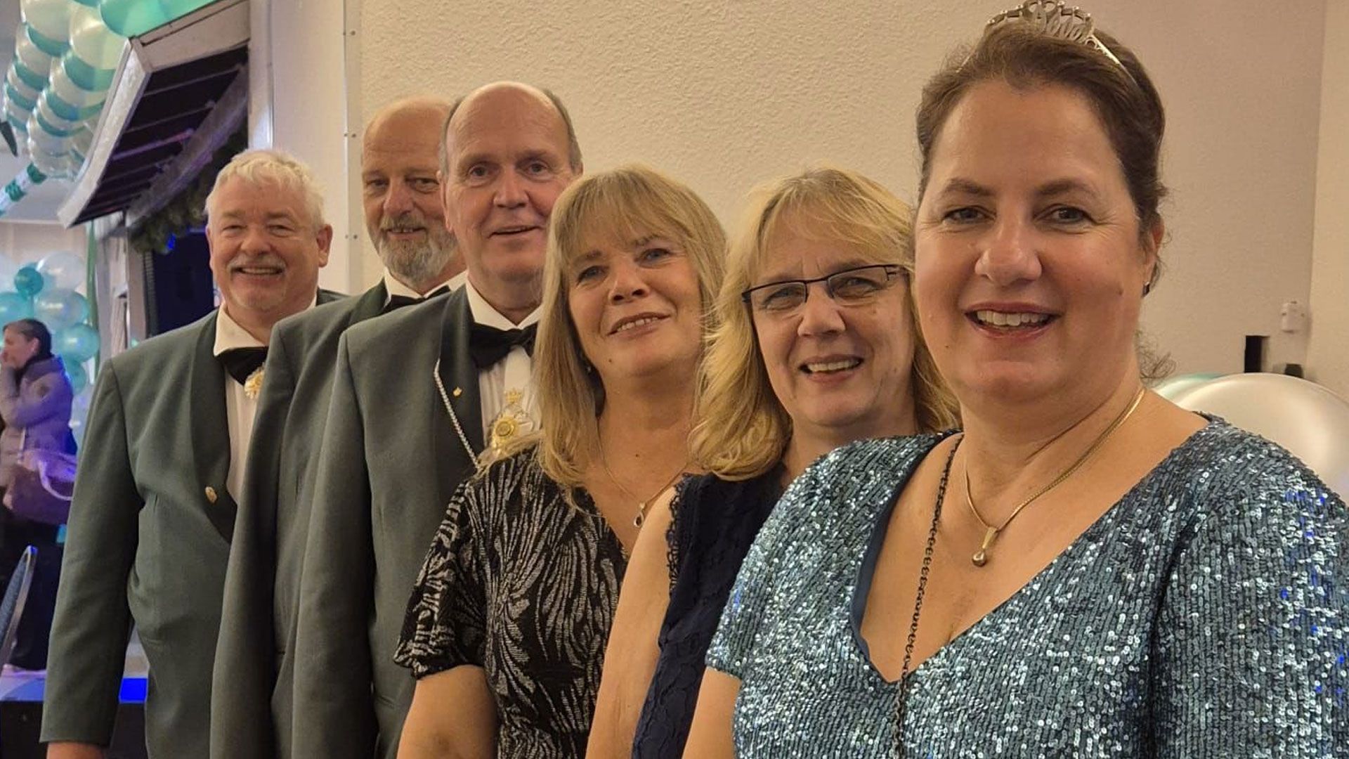 Die Eißendorfer Königscrew hatte auf dem Ball zu Ehren von König Andreas Jepp (4.v.l.) viel Spaß. | Foto: ein