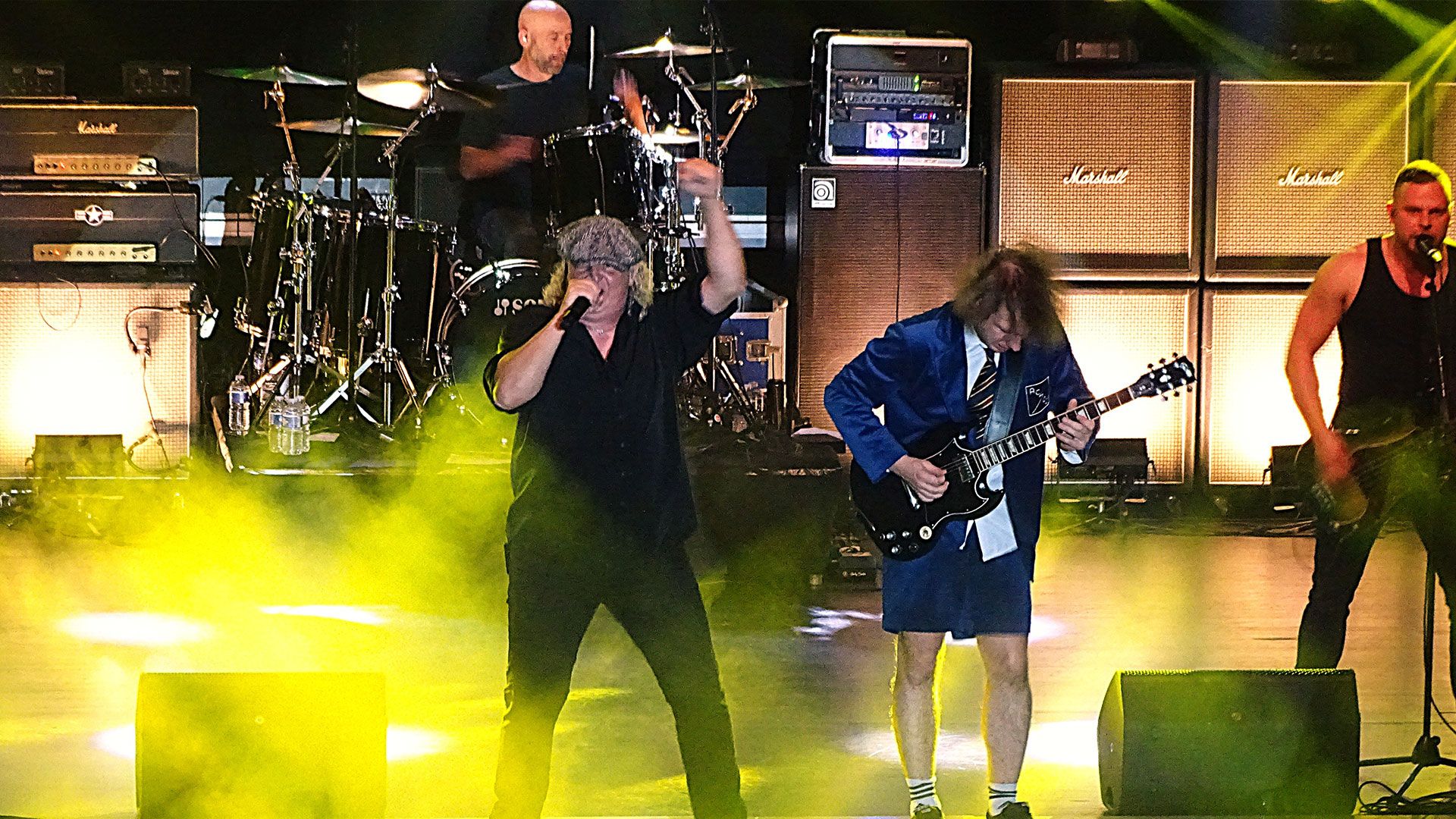 Die Rockband "We Salute You" sorgte bereits zum zweiten Mal für einen Abend voller Energie in der Burg Seevetal. Foto: Ilka Teschner