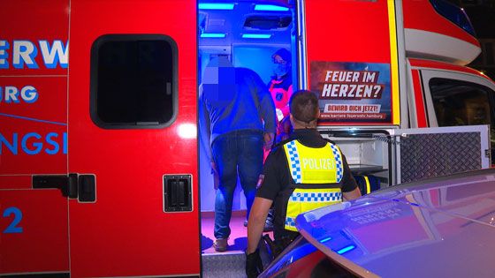 Anscheinend hatte sich der Mann mit dem Messer selbst verletzt. Er kam ins Krankenhaus. | Foto: HamburgNews
