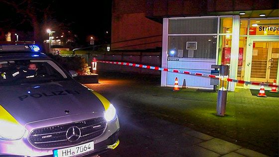 DIe Polizei untersucht den Tatort der Messerattacke im Striepenweg. | Foto: HamburgNews