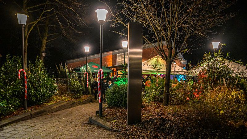 Am Wochenende gab die Harburger Schützengilde am Gildehaus beim "Gilde-Glüh" Weihnachtsbäume gegen Spende für den guten Zweck heraus. Dabei lüftete sich auch das Geheimnis des Monolithen, der im vergangenen Jahr aufgetaucht war. | Foto: Niels Kreller