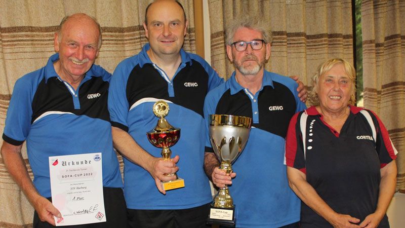 Das Siegerteam vom Tischtennis-Verein (TVV) Harburg: Werner Rollke (von links), Thorsten Simonsmeier, Theodor Harjung und Carmen Wienecke-Preuß. Carmen Wienecke-Preuß und Werner Rollke spielten früher gemeinsam beim TSV Over-Bullenhausen. | Fotos: Ralf Koenecke