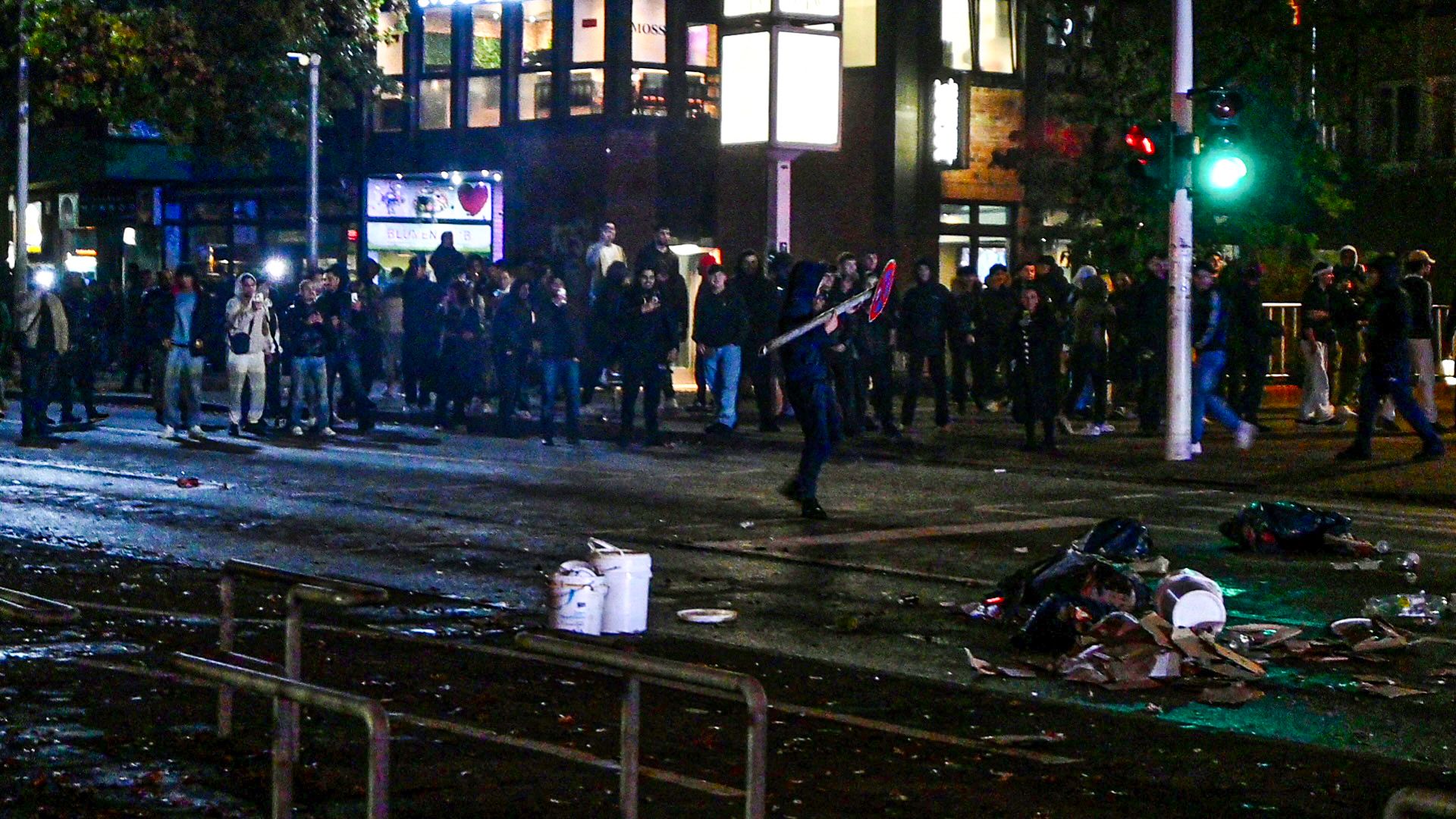 Jugendliche Randalierer werfen mit Verkehrsschildern auf Polizisten. | Foto: HamburNews