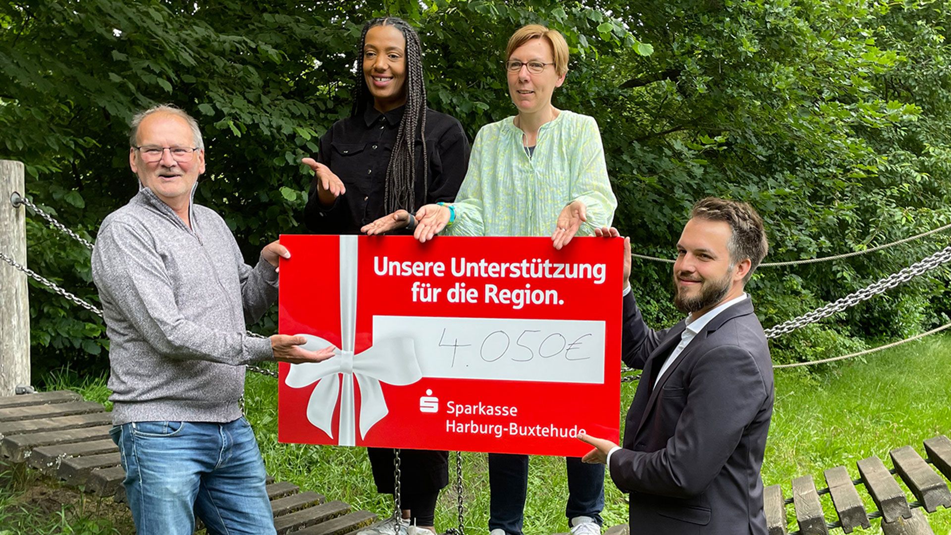 Ex-Fußballer und Spendenorganisator Ingo Brussolo (l.) und Marcel Corsi von der Sparkasse Harburg-Buxtehude bei der Scheckübergabe mit den Leiterinnen der DRK-Kita in Neuwiedenthal, Sandra Nyame (2. v. l.) und Maike Lendt. | Foto: DRK Harburg