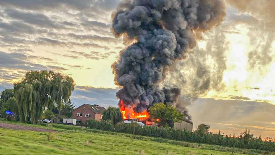 In Neuenfelde gab es einen Großbrand auf einem Obsthof. | Foto: ein