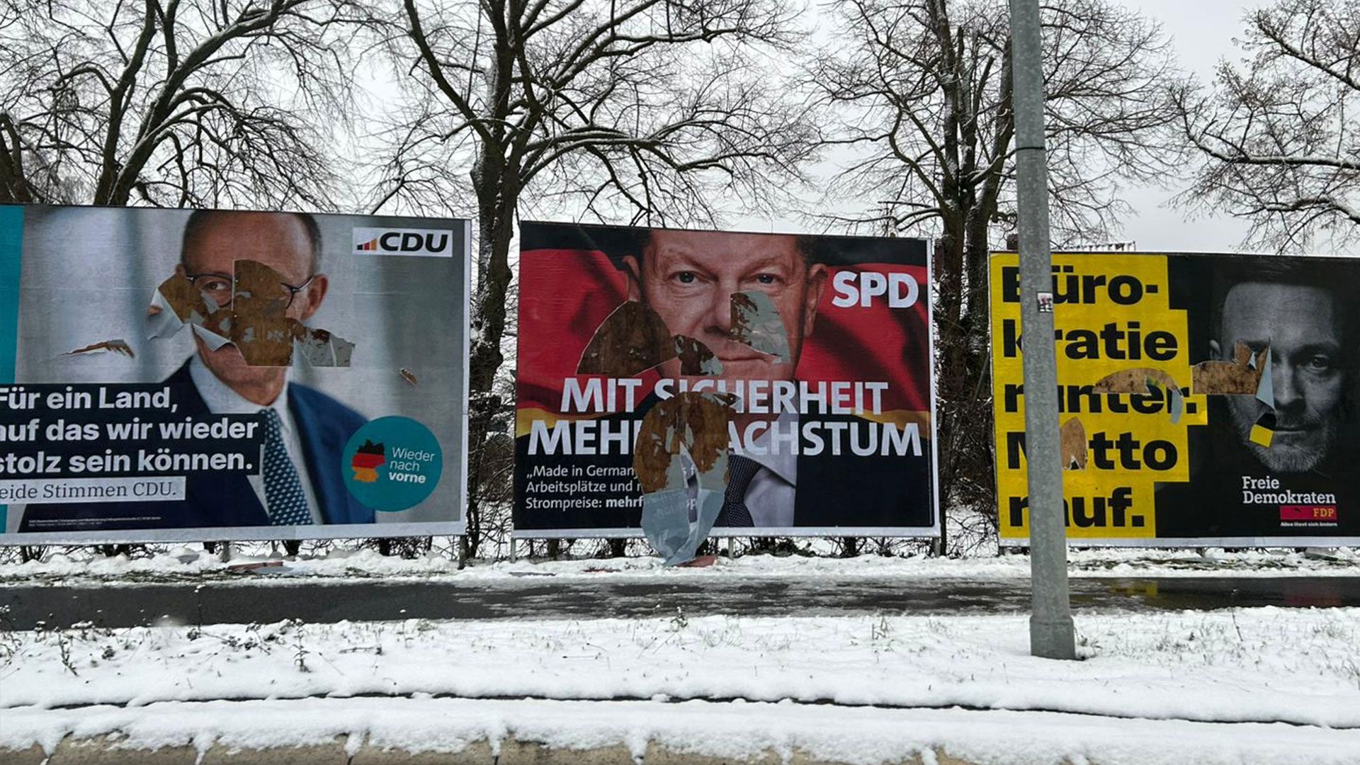 Die Parteien im Landkreis Harburg sehen die Zerstörung ihrer Wahlplakate als Angriff auf die Demokratie. | Foto: Sevnja Stadler