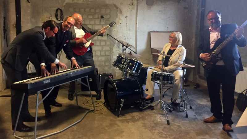 Der alte und neue Vorstand des channel hamburg „rockt“ im Musikraum der Medical School Hamburg: Christian Weber (von links), Dr. Ralf Grote, Arne Weber, Bettina Husemann und Martin Mahn. Es fehlt Prof. Dr. Rainer Maria Weiss. | Foto: ein