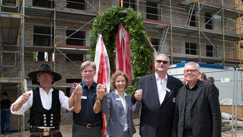 Freuten sich über das gelungene Richtfest: Zimmerer-Geselle Jan-Carsten Meyer, DRK-Präsident Lothar Bergmann, Karin Bischoff (stellvertretender DRK-Vorstand) und Harald Krüger (DRK-Vorstand), Architekt Thomas Vollbehr (v.l.). | Foto: Niels Kreller