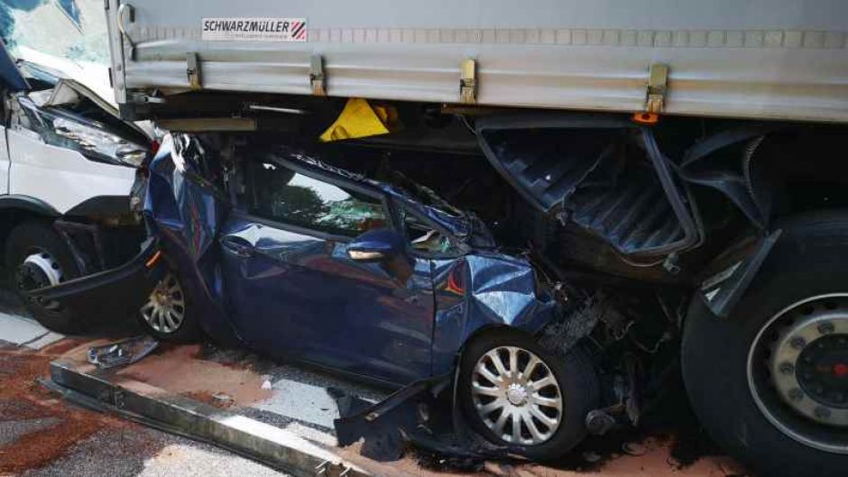 Dieser schwere Verkehrsunfall auf der A 1 kurz vor Harburg forderte am Dienstagmittag zwei Schwerverletzte, einen hohen Sachschaden und einen Großeinsatz der Feuerwehr und des Rettungsdienstes. | Foto: ein