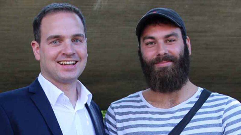 Buchautor Dominik Bloh (rechts) mit Thorben Goebel-Hansen, dem Leiter der DRK-Obdachlosenhilfe im Harburg-Huus am Außenmühlenweg. | Foto: ein