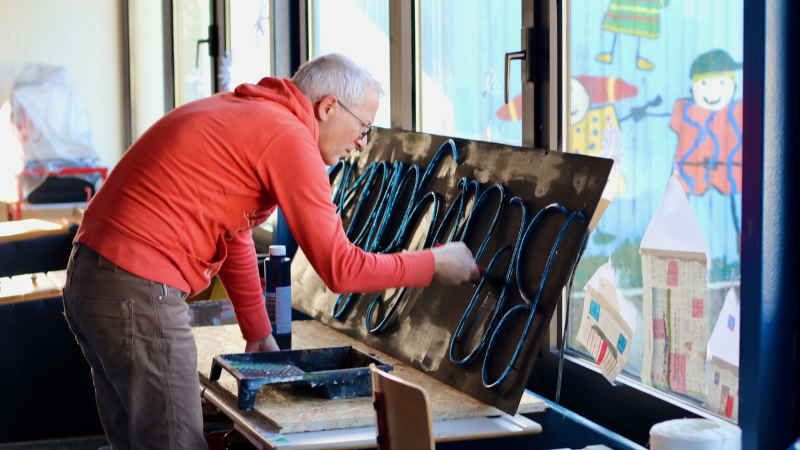Letzte Malarbeiten für die Kulissen. | Foto: ein