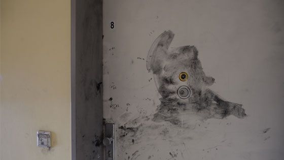 Nach einem Tötungsdelikt in der Mokrystraße in Wilhelmsburg sucht die Polizei nach Zeugen. Wie hier an der Wohungstür sicherte die Mordkommission zahleiche Spuren. | Foto: André Lenthe Fotografie