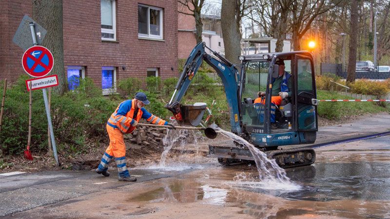 Aus der defekten Leitung im Seppenser Mühlenweg sprudelte das wasser nur so heraus. | Foto: JOTO