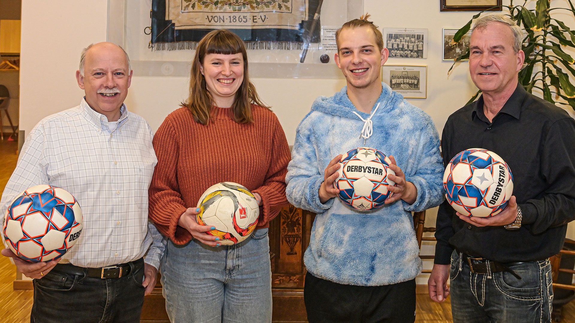 Planungstreffen beim HTB für das TB-Inklusions-Fußball-Team: Torsten Schlage, Carla Rook, Benjamin von Wiltberg, Ralf Schneidewind (v.l.). | Foto: Niels Kreller